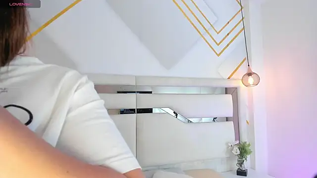 mariana jhones  online show from October 28, 2025, 12:59 pm