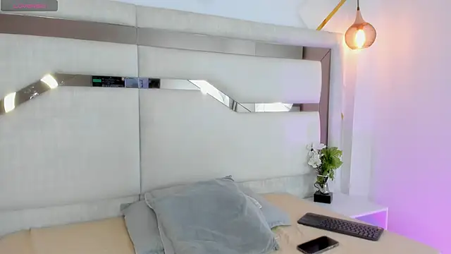 mariana jhones  online show from October 10, 2025, 12:06 pm