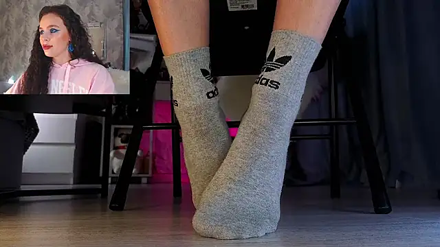 Feet Heelss online show from December 5, 2025, 10:36 am