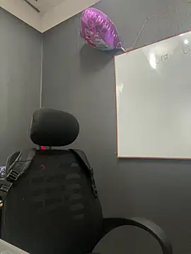 Snapshot of JuliethaDemon_ chatting on February 6, 2026, 1:29 pm JuliethaDemon online show from February 6, 2026, 1:29 pm