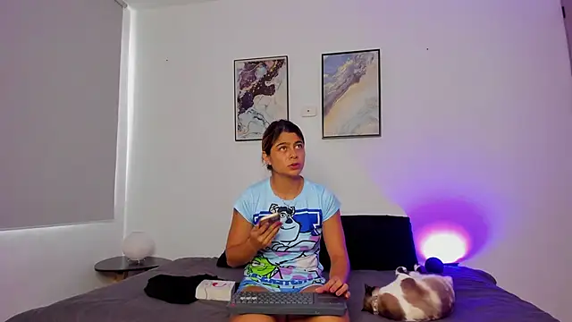 Snapshot of MiaCoopper chatting on November 7, 2025, 2:43 pm MiaCoopper online show from November 7, 2025, 2:43 pm