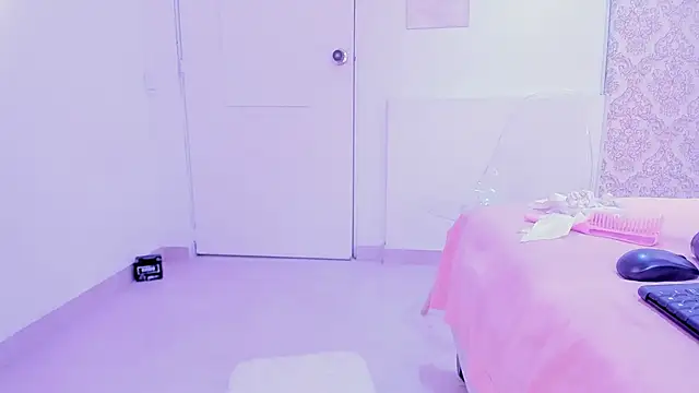 Amber-Sweett online show from November 12, 2025, 8:01 pm