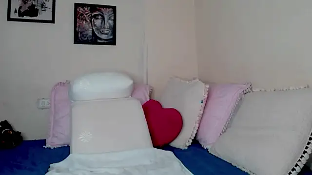 Snapshot of AmyRoux21 chatting on September 22, 2025, 12:05 am AmyRoux21 online show from September 22, 2025, 12:05 am