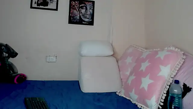 Snapshot of AmyRoux21 chatting on September 21, 2025, 12:16 am AmyRoux21 online show from September 21, 2025, 12:16 am