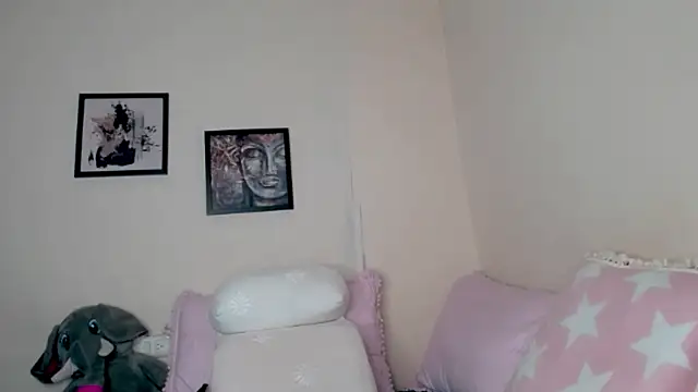 Snapshot of AmyRoux21 chatting on October 17, 2025, 12:47 am AmyRoux21 online show from October 17, 2025, 12:47 am