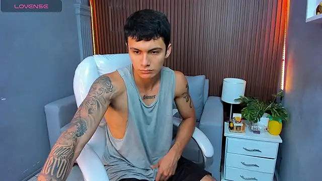 Leo santoro online show from November 17, 2025, 2:43 pm