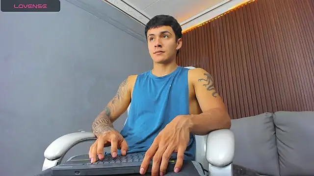 Leo santoro online show from December 16, 2025, 2:43 pm