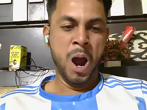 ursdreamperson online show from April 20, 2026, 2:14 am