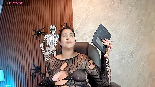 Snapshot of _Cris_Spicy_ chatting on October 28, 2025, 7:02 pm  Cris Spicy  online show from October 28, 2025, 7:02 pm