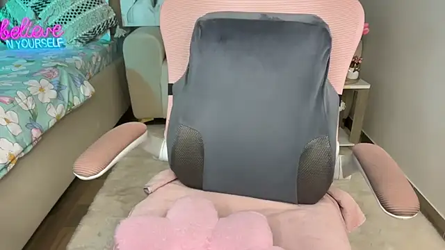 Hot vibes143 online show from February 10, 2026, 7:13 pm