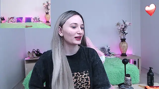 AliceMooreXO online show from September 25, 2025, 7:25 am