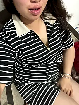 Snapshot of Nhung584 chatting on October 29, 2025, 1:10 pm Nhung584 online show from October 29, 2025, 1:10 pm