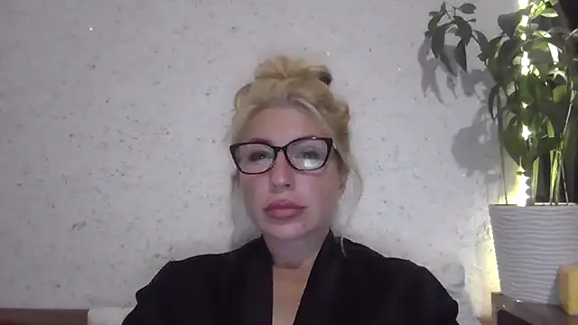 Snapshot of fox_red_lady7 chatting on October 4, 2025, 7:37 pm fox red lady7 online show from October 4, 2025, 7:37 pm