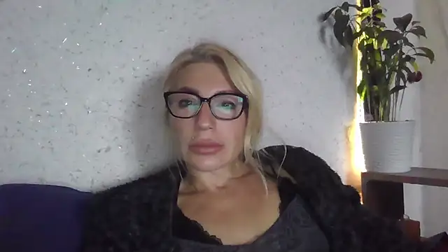 Snapshot of fox_red_lady7 chatting on October 9, 2025, 10:16 am fox red lady7 online show from October 9, 2025, 10:16 am