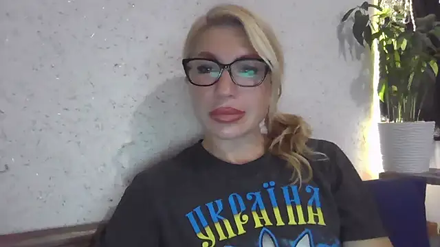 Snapshot of fox_red_lady7 chatting on October 10, 2025, 12:28 pm fox red lady7 online show from October 10, 2025, 12:28 pm