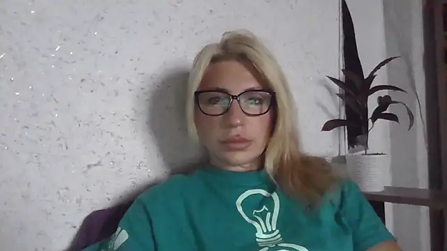 Snapshot of fox_red_lady7 chatting on October 2, 2025, 7:23 am fox red lady7 online show from October 2, 2025, 7:23 am