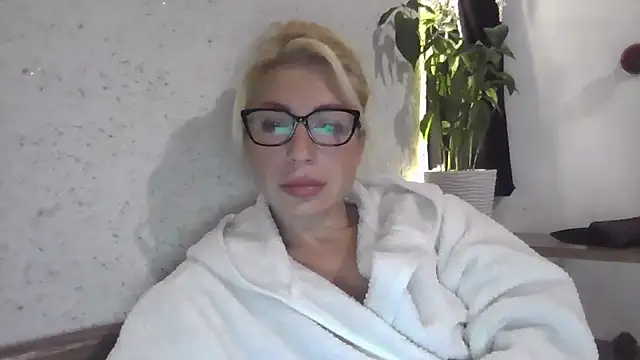 Snapshot of fox_red_lady7 chatting on October 8, 2025, 7:25 pm fox red lady7 online show from October 8, 2025, 7:25 pm