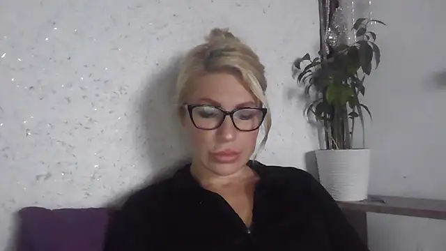 Snapshot of fox_red_lady7 chatting on October 18, 2025, 9:55 am fox red lady7 online show from October 18, 2025, 9:55 am