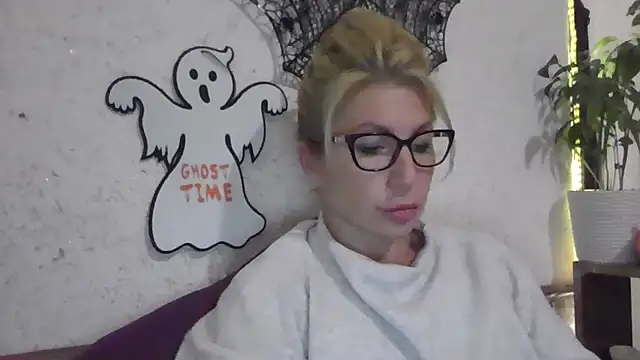 Snapshot of fox_red_lady7 chatting on October 29, 2025, 6:18 pm fox red lady7 online show from October 29, 2025, 6:18 pm