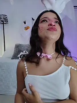 Snapshot of LUNAA___ chatting on October 21, 2025, 4:23 am LUNAA    online show from October 21, 2025, 4:23 am