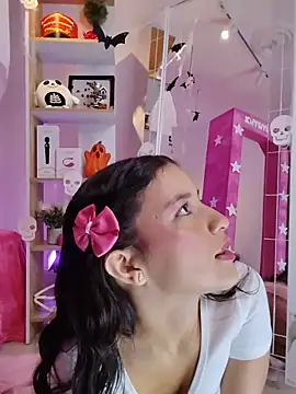 Snapshot of LUNAA___ chatting on October 29, 2025, 4:11 am LUNAA    online show from October 29, 2025, 4:11 am