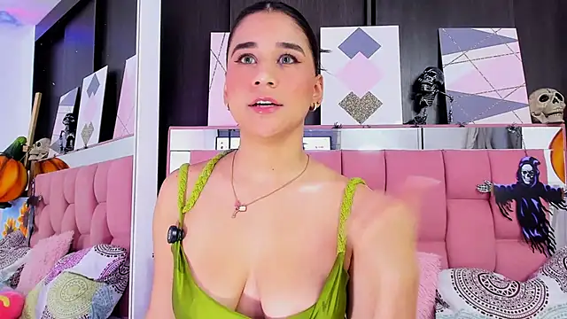 Snapshot of CriistallMuller chatting on October 22, 2025, 4:01 am CriistallMuller online show from October 22, 2025, 4:01 am