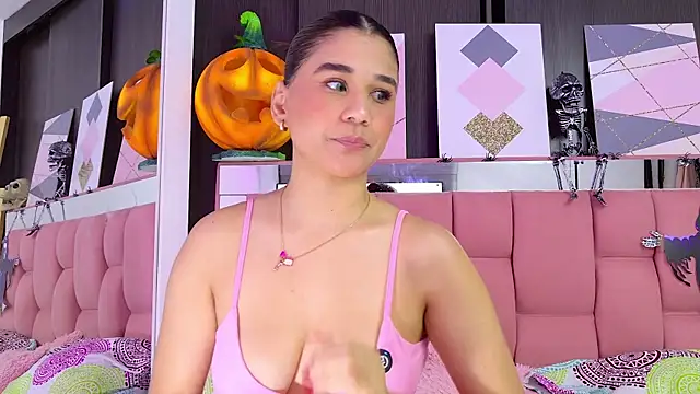 Snapshot of CriistallMuller chatting on October 14, 2025, 4:24 am CriistallMuller online show from October 14, 2025, 4:24 am