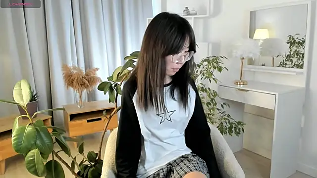 UdelaDodson online show from October 12, 2025, 4:03 am