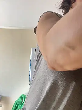 Snapshot of Kiravix chatting on September 17, 2025, 7:43 am Kiravix online show from September 17, 2025, 7:43 am