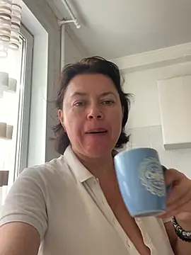 Snapshot of Kiravix chatting on October 13, 2025, 7:43 am Kiravix online show from October 13, 2025, 7:43 am