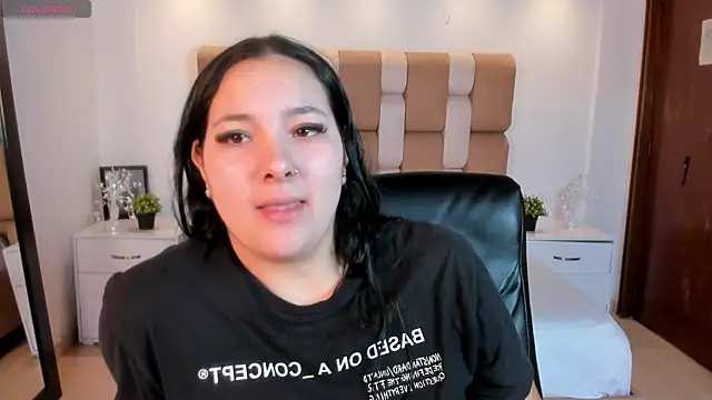 sofiacaramel online show from December 18, 2025, 4:11 pm