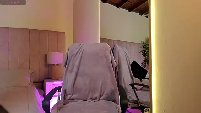 Snapshot of Mia_mtnz02 chatting on October 3, 2025, 12:03 am Mia mtnz02 online show from October 3, 2025, 12:03 am