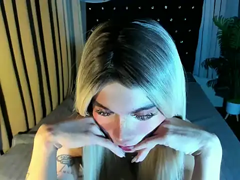 Snapshot of samantha_fox8 chatting on October 17, 2025, 9:45 am samantha fox8 online show from October 17, 2025, 9:45 am