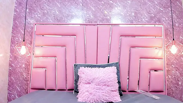 WILD FIREE  online show from November 21, 2025, 7:02 pm