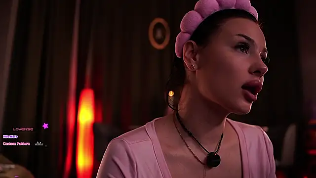 MaryHols online show from October 15, 2025, 4:15 pm