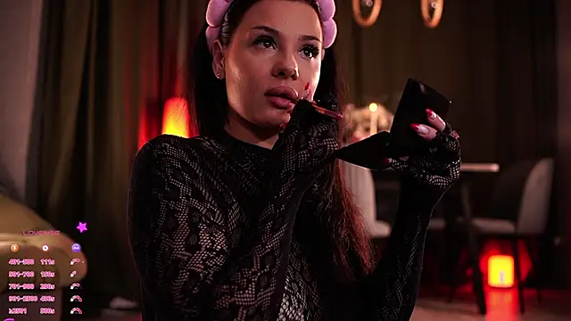 MaryHols online show from October 12, 2025, 4:08 pm