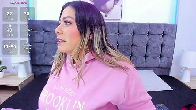 isabella horney  online show from November 6, 2025, 8:24 pm