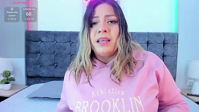 Snapshot of isabella_horney_ chatting on October 13, 2025, 8:21 pm isabella horney online show from October 13, 2025, 8:21 pm