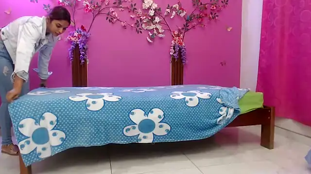 skinnybarbie022 online show from April 18, 2026, 12:57 am