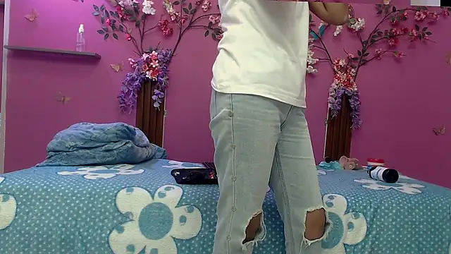 Snapshot of skinnybarbie022 chatting on October 1, 2025, 12:06 am skinnybarbie022 online show from October 1, 2025, 12:06 am