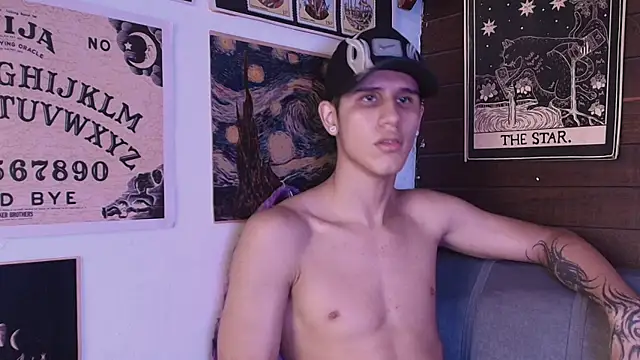 Snapshot of _realwav chatting on September 19, 2025, 8:35 pm  realwav online show from September 19, 2025, 8:35 pm