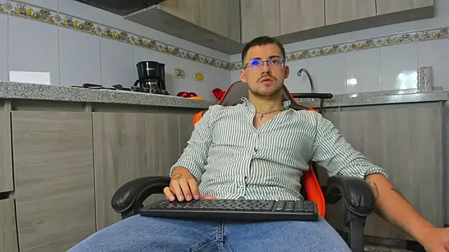 BrunoWalkerr online show from September 19, 2025, 1:04 pm