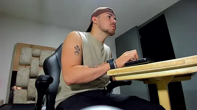 BrunoWalkerr online show from September 25, 2025, 12:33 pm