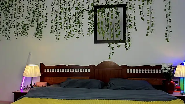 Ariana Spring online show from September 23, 2025, 2:07 am