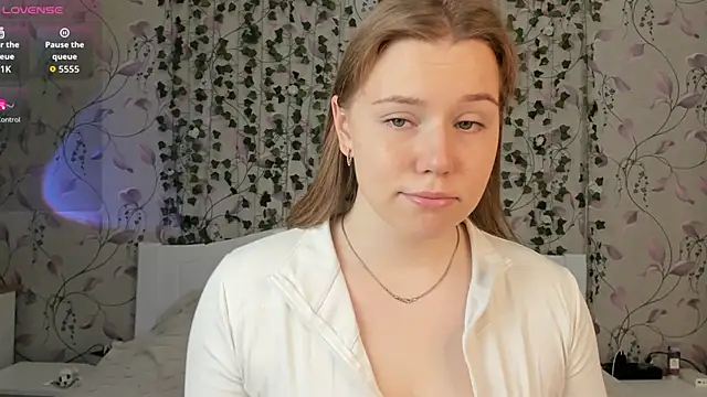 Snapshot of _influensii_ chatting on October 28, 2025, 5:08 am influensii online show from October 28, 2025, 5:08 am