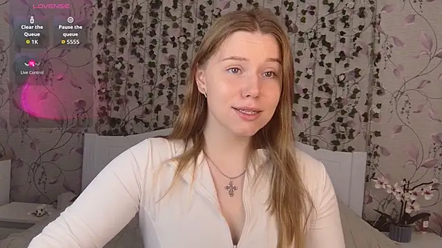 Snapshot of _influensii_ chatting on October 16, 2025, 5:05 am influensii online show from October 16, 2025, 5:05 am