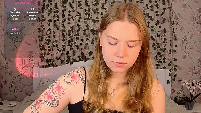 Snapshot of _influensii_ chatting on September 10, 2025, 4:55 am influensii online show from September 10, 2025, 4:55 am