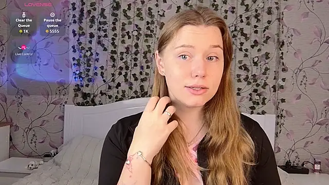 Snapshot of _influensii_ chatting on October 21, 2025, 5:18 am influensii online show from October 21, 2025, 5:18 am