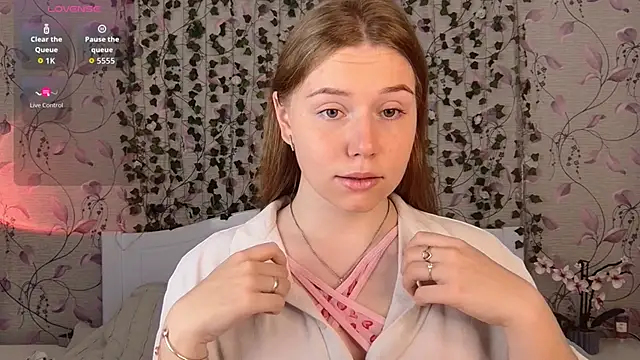 Snapshot of _influensii_ chatting on October 6, 2025, 4:57 am influensii online show from October 6, 2025, 4:57 am