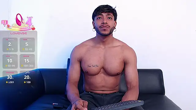 Snapshot of Troyy_lee1 chatting on November 10, 2025, 3:44 am Troyy lee1 online show from November 10, 2025, 3:44 am